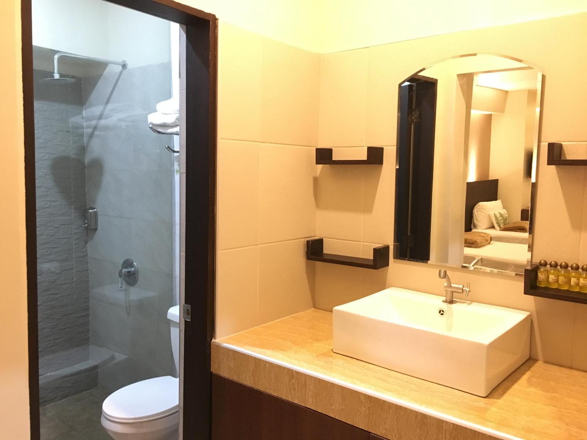 Eon Centennial Resort Hotel & Waterpark Iloilo City Room photo